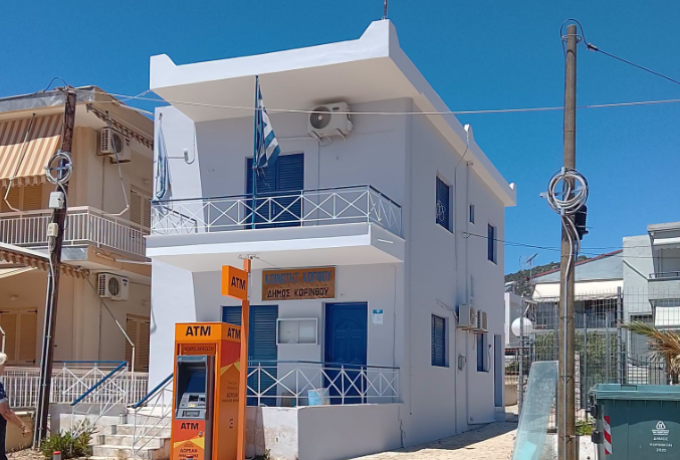 Κόρφος: Νέο «πρόσωπο» για το κοινοτικό κατάστημα – Ένα ακόμη έργο αλλαγής εικόνας από τον Δήμο Κορινθίων